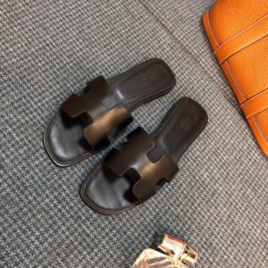 HERMES ORAN SANDAL<br>에르메스 오란 샌들<br><i>35-40 SIZE 이태리 소가죽</i>