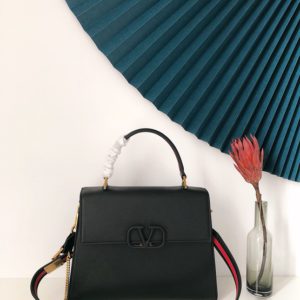 VALENTINO VLING HANDBAG<br>발렌티노 VRING 핸드백<br><i>30.5x23x14cm 이태리가죽</i>