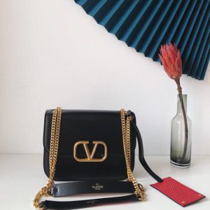 VALENTINO VLING SHINY SHOULDER BAG<br>발렌티노 VRING 숄더백<br><i>21x16x7cm 이태리가죽</i>