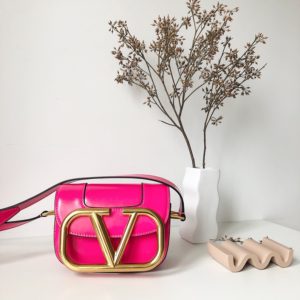 VALENTINO SUPERVEE CROSSBODY BAG<br>발렌티노 슈퍼비 크러스바디 백<br><i>19×12.5x4cm 이태리가죽</i>