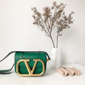 VALENTINO SUPERVEE CROSSBODY BAG<br>발렌티노 슈퍼비 크러스바디 백<br><i>19×12.5x4cm 이태리가죽</i>