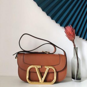 VALENTINO SUPERVEE CROSSBODY BAG<br>발렌티노 슈퍼비 크러스바디 백<br><i>26.5x15x9cm 이태리가죽</i>