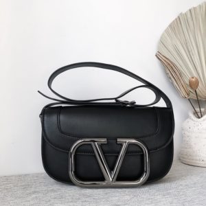 VALENTINO SUPERVEE CROSSBODY BAG<br>발렌티노 슈퍼비 크러스바디 백<br><i>26.5x15x9cm 이태리가죽</i>