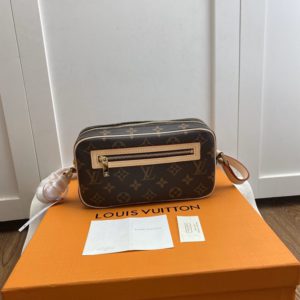 LOUIS VUITTON POCHETTE CITE CROSS BAG<br>루이비통 포쉐트 시테 크로스 백<br>[21.5×12.5×6.5cm 이태리가죽]