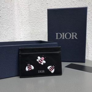 CHRISTIAN DIOR X KAWS CARD HOLDER<br>크리스찬 디올 x 카우스 카드 홀더<br><i>10x7cm</i>