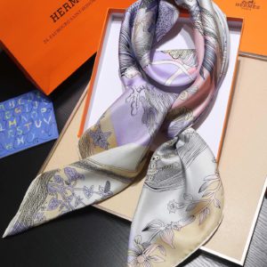 HERMES SCARF<br>에르메스 스카프<br><i>140x140cm 실크100%</i>