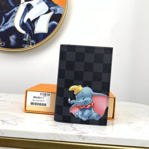 LOUIS VUITTON PASSPORT COVER<br>루이비통 여권 케이스<br><i>14x10cm</i>