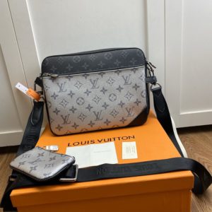 LOUIS VUITTON DISTRICT MESSENGER BAG 루이비통 디스트릭트 메신저 백