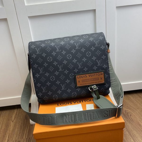 LOUIS VUITTON DISTRICT MESSENGER BAG 루이비통 디스트릭트 메신저 백