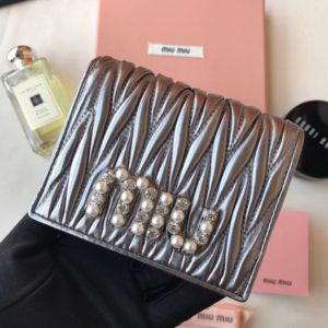 MIUMIU MATELASSE WALLET<br>미우미우 마테라쎄 진주로고 반지갑<br><i>11x3cm</i>