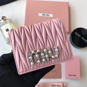 MIUMIU MATELASSE WALLET<br>미우미우 마테라쎄 진주로고 반지갑<br><i>11x3cm</i>