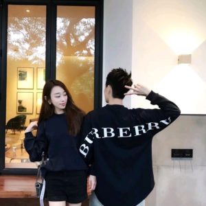 [BURBERRY] 버버리 백 레터 로고 프린트 배트 슬리브 라운드넥 스웻 셔츠