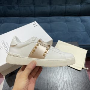 [VALENTINO] 발렌티노 송아지 가죽 락스터드 언타이틀드 스니커즈