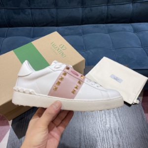 [VALENTINO] 발렌티노 송아지 가죽 락스터드 언타이틀드 스니커즈