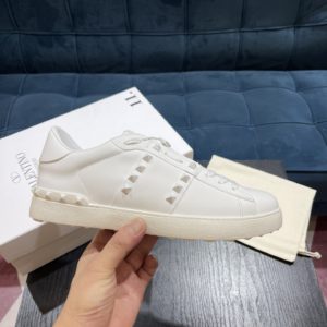 [VALENTINO] 발렌티노 송아지 가죽 락스터드 언타이틀드 스니커즈