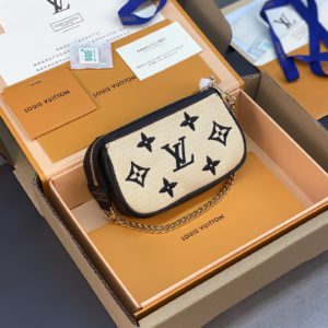 [LOUIS VUITTON] 루이비통 LV 바이 더 풀 미니 포쉐트 악세수와 M82472